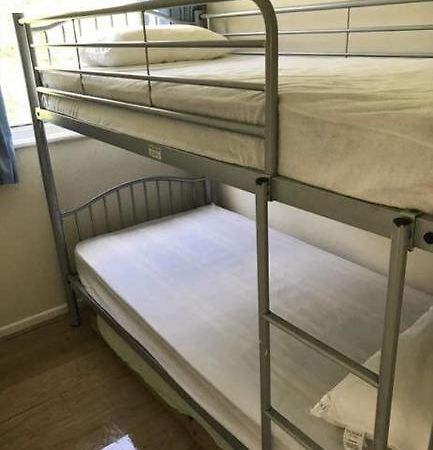 2 Bedroom Chalet Near The Beach Brading 외부 사진