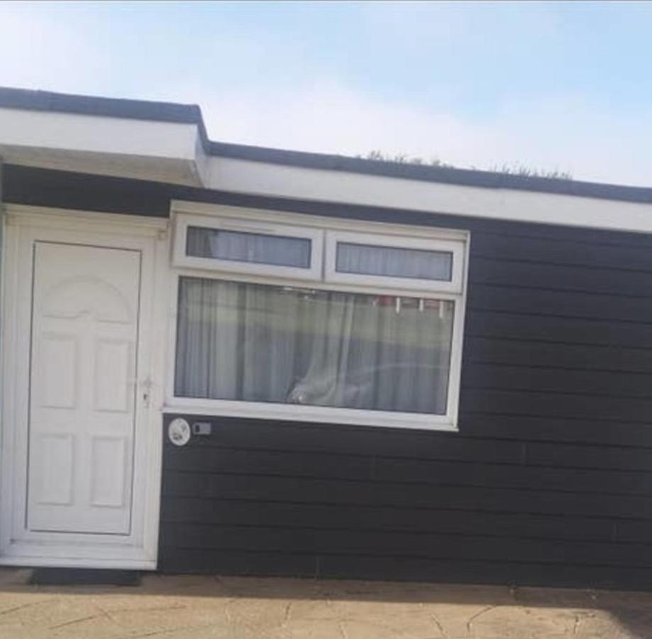 2 Bedroom Chalet Near The Beach Brading 외부 사진