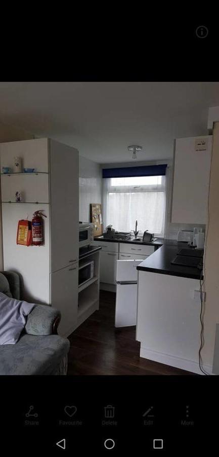 2 Bedroom Chalet Near The Beach Brading 외부 사진