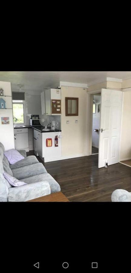 2 Bedroom Chalet Near The Beach Brading 외부 사진