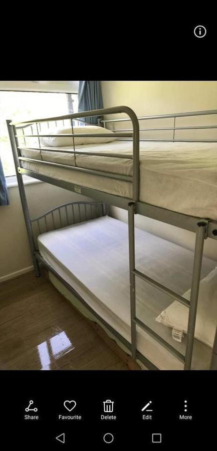 2 Bedroom Chalet Near The Beach Brading 외부 사진