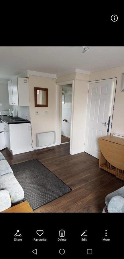 2 Bedroom Chalet Near The Beach Brading 외부 사진